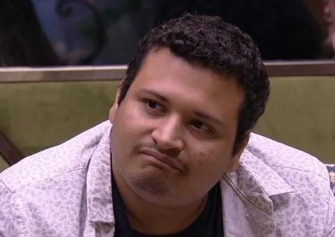 Ex-BBB Victor Hugo interrompe live aos prantos após ser hostilizado por internautas