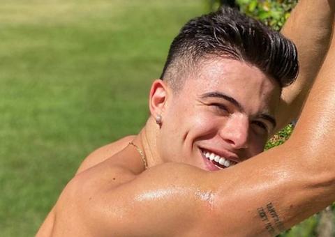 Ator Thomaz Costa impressiona ao posar de sunga e seguidores reagem: 'Eu embarcaria neste carrossel'