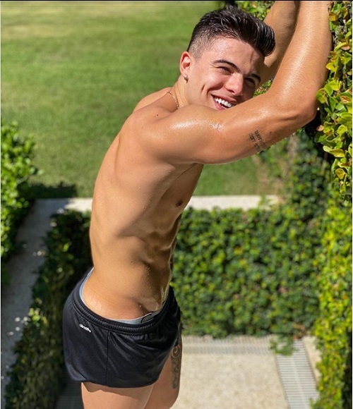 Ator Thomaz Costa impressiona ao posar de sunga e seguidores reagem: 'Eu embarcaria neste carrossel'