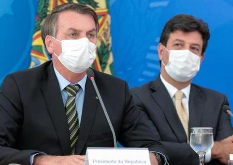 Com Mandetta de saída, Bolsonaro fala em resolver questão da saúde para 'tocar o barco'