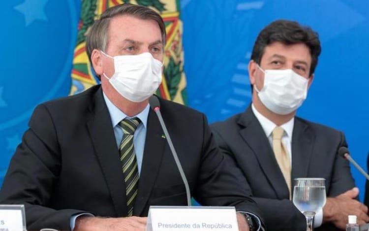 Com Mandetta de saída, Bolsonaro fala em resolver questão da saúde para 'tocar o barco'