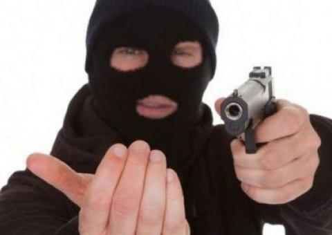 Grupo invade sítio, rouba carro de luxo e mais R$ 20 mil em Manaus