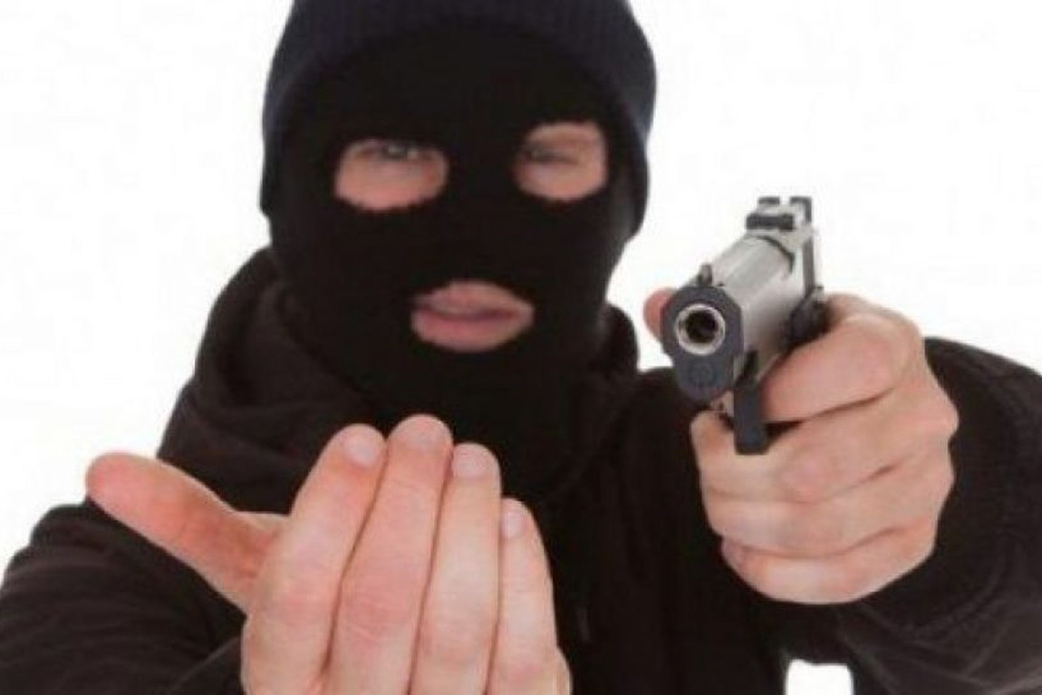 Grupo invade sítio, rouba carro de luxo e mais R$ 20 mil em Manaus