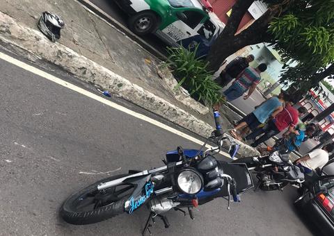 Homem e adolescente são espancados por populares após roubar celular em Manaus 