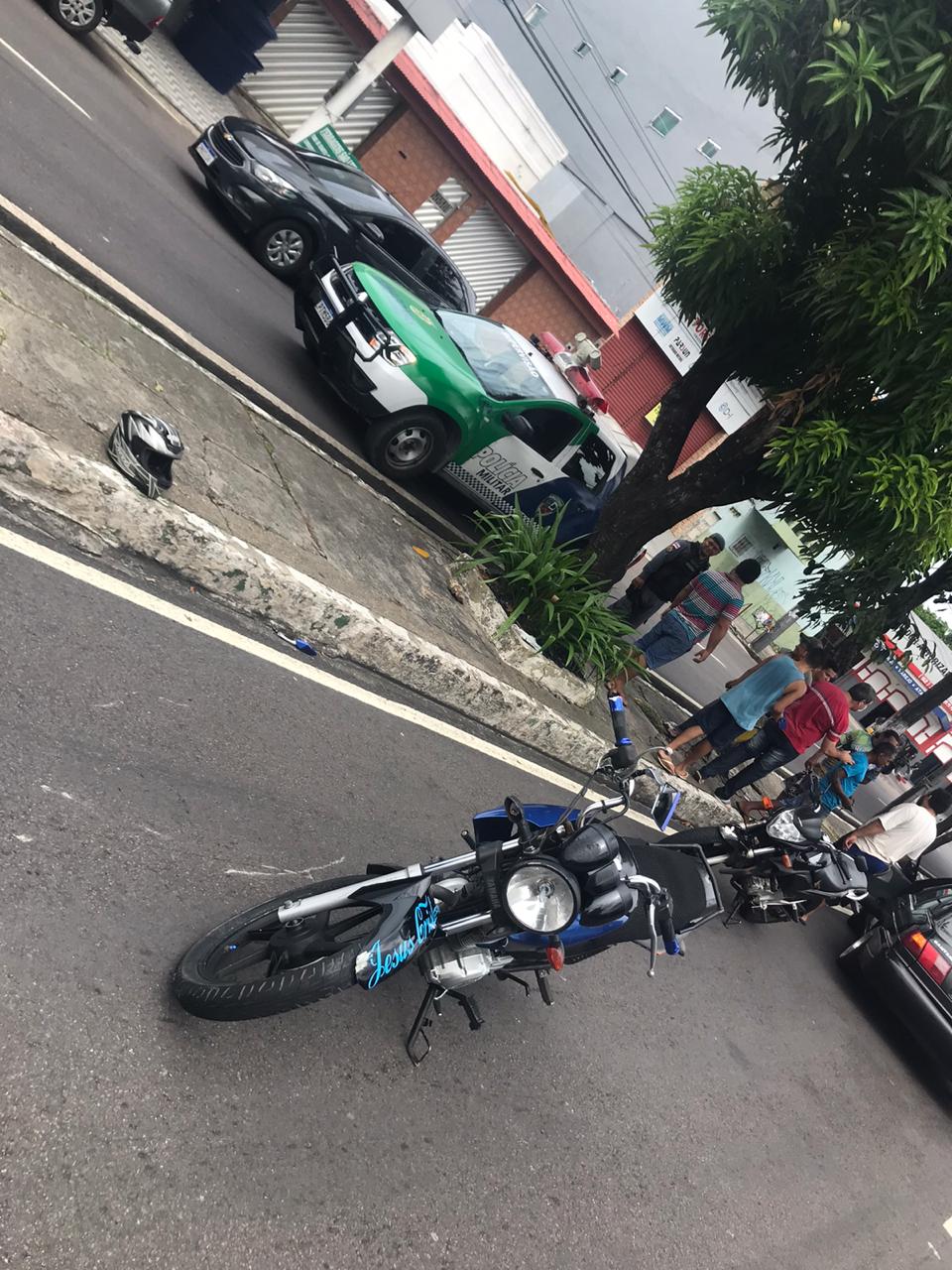 Homem e adolescente são espancados por populares após roubar celular em Manaus 