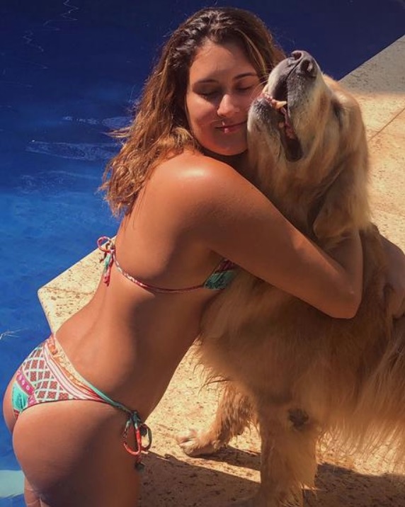 Filha de William Bonner e Fátima Bernardes posta foto rara com bumbum à mostra de biquíni