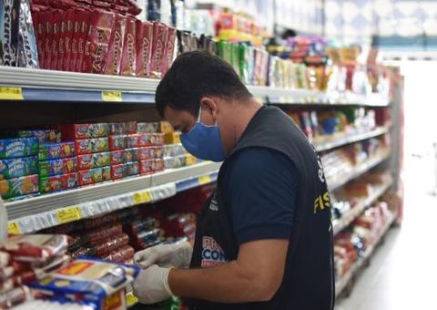 Alimentos vencidos são apreendidos em supermercados no Amazonas  