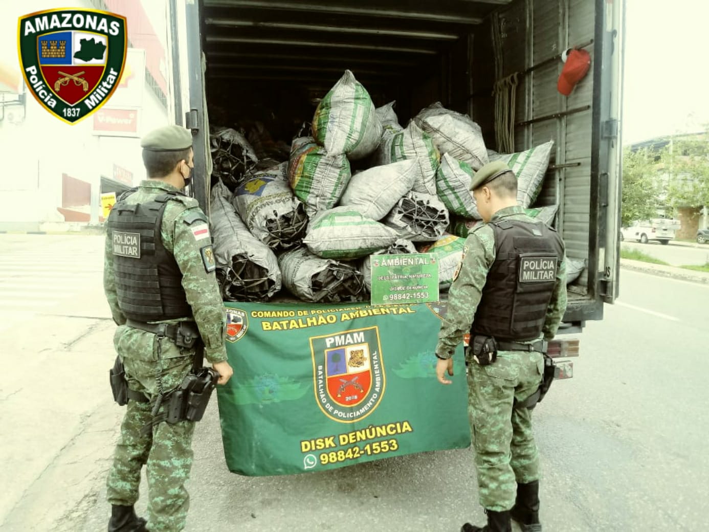 Veículo com carvão vegetal ilegal é apreendido na AM-010