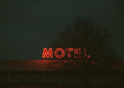 Motéis continuam firmes na pandemia e, apesar de alertas, aceitam aglomeração