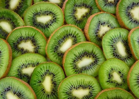 Kiwi é poderoso aliado para boa noite de sono; conheça benefícios