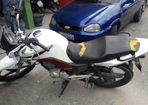 Dupla é presa passeando com motocicleta roubada em Manaus 