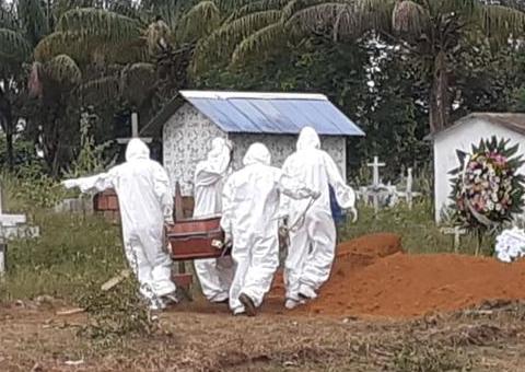 Manaus registra enterros simultâneos, aglomeração e coveiro sem proteção