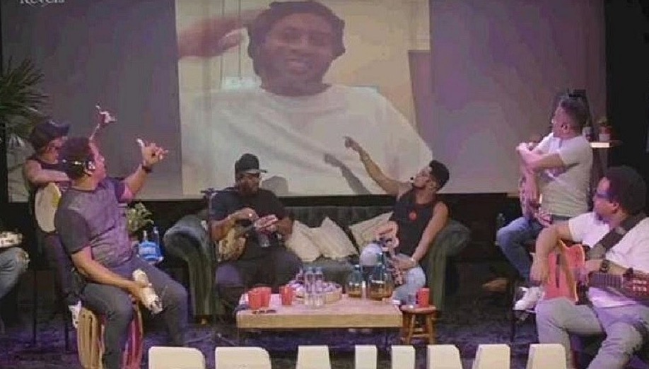 Em prisão domiciliar, Ronaldinho Gaúcho aparece em live de pagode
