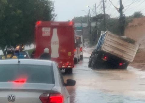 Após forte chuva, caminhão é ‘engolido’ em avenida de Manaus 