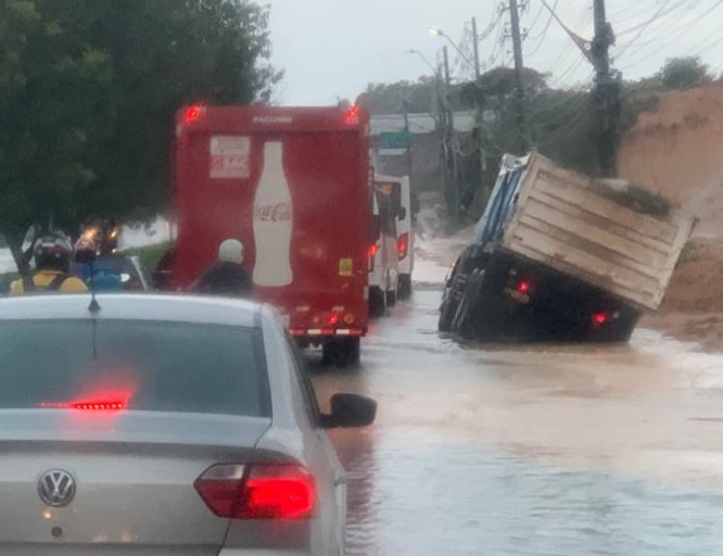Após forte chuva, caminhão é ‘engolido’ em avenida de Manaus 