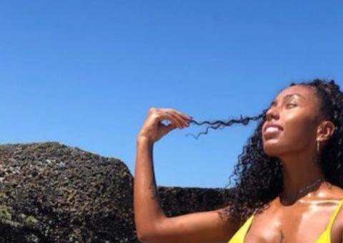 Irmã de Gracyanne Barbosa exibe curvas turbinadas de biquíni e empolga seguidores