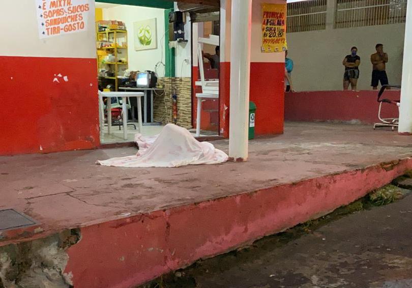 Jovem é morto a tiros na frente de lanche em Manaus  