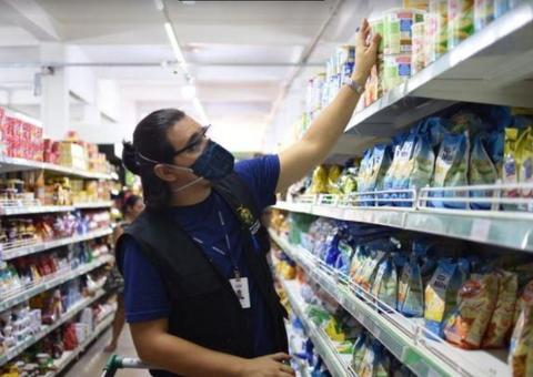 Mais de 130 produtos vencidos são apreendidos em supermercado no Amazonas