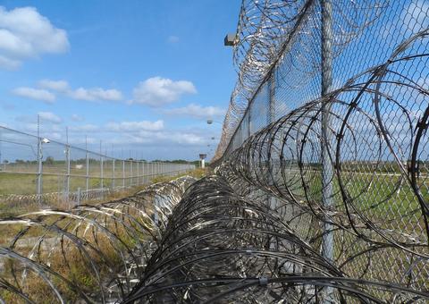 Cerca de 76 mil presos tentaram receber auxílio emergencial para trabalhador, diz ministro