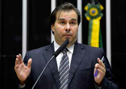 Após Bolsonaro atacar Maia, Alcolumbre dá a PT relatoria de projeto do governo