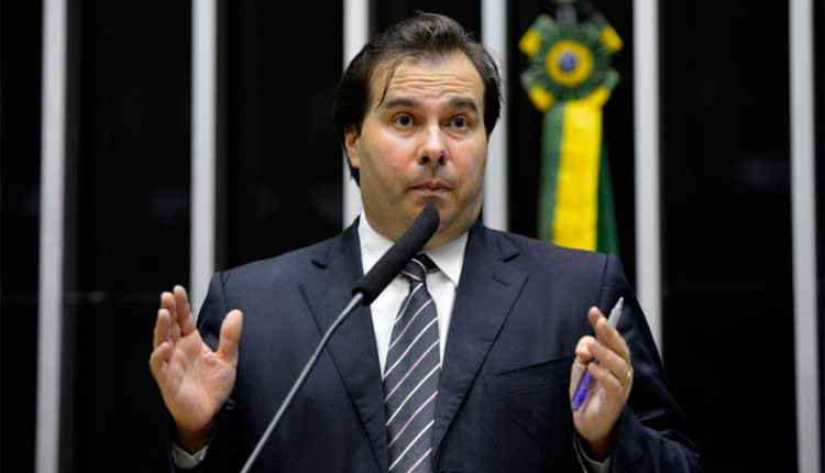 Após Bolsonaro atacar Maia, Alcolumbre dá a PT relatoria de projeto do governo