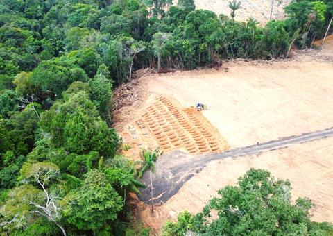 Com enterros simultâneos, covas são abertas à espera de mortos por Covid-19