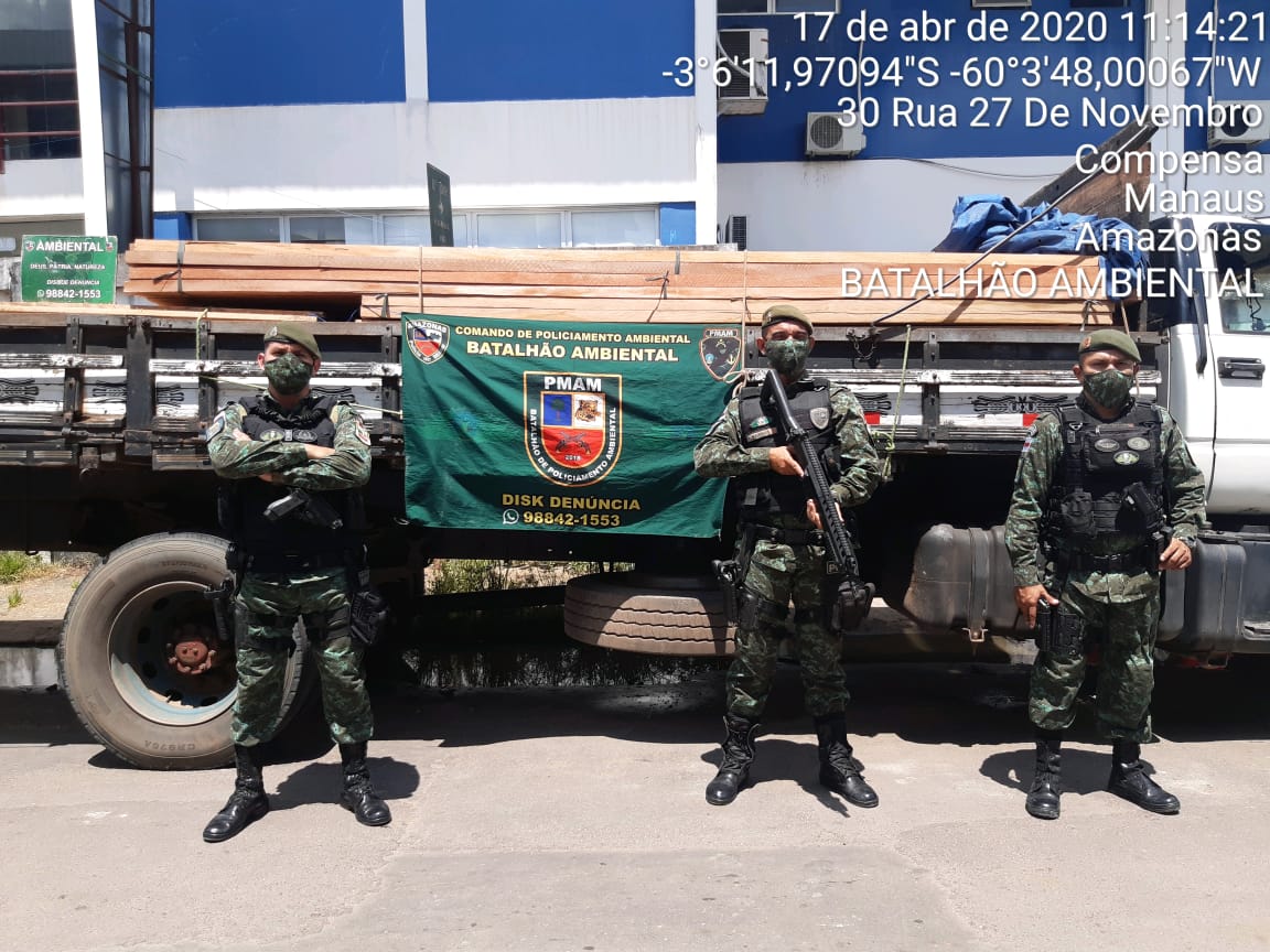 Carga ilegal de madeira é apreendida em via pública em Manaus 