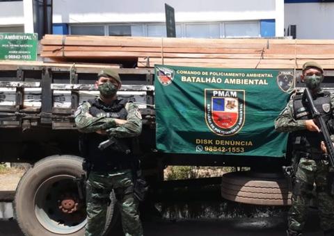 Carga ilegal de madeira é apreendida em via pública em Manaus 