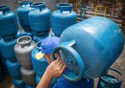 Amazonas integra estados com dificuldades em abastecimento de gás de cozinha 