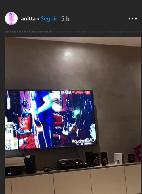 Anitta se empolga e vibra durante live de Fresno: 'Sou fã raiz'