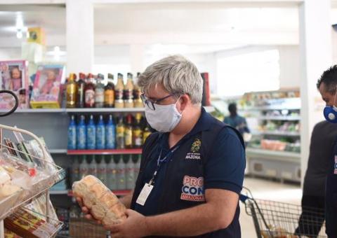 Procon recolhe mais de 30 Kg de alimentos vencidos das prateleiras de comércios no Amazonas