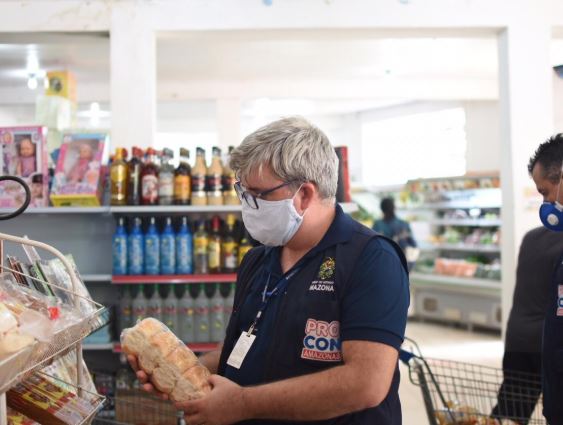 Procon recolhe mais de 30 Kg de alimentos vencidos das prateleiras de comércios no Amazonas