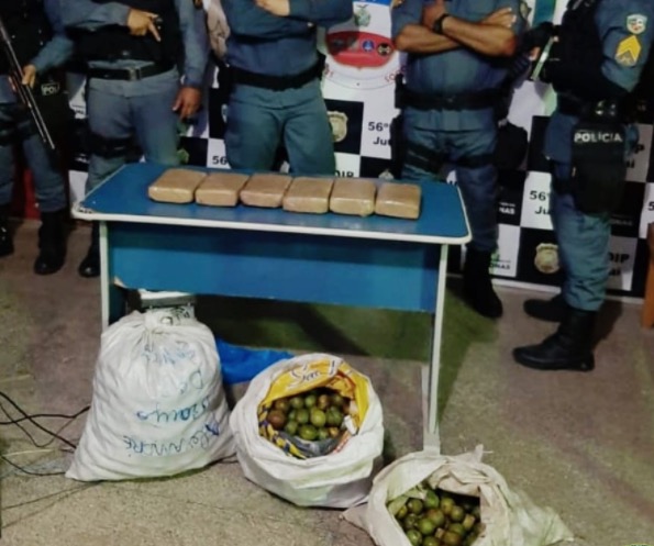 Após denúncia, drogas são encontradas dentro de sacos de tucumãs em barco no Amazonas