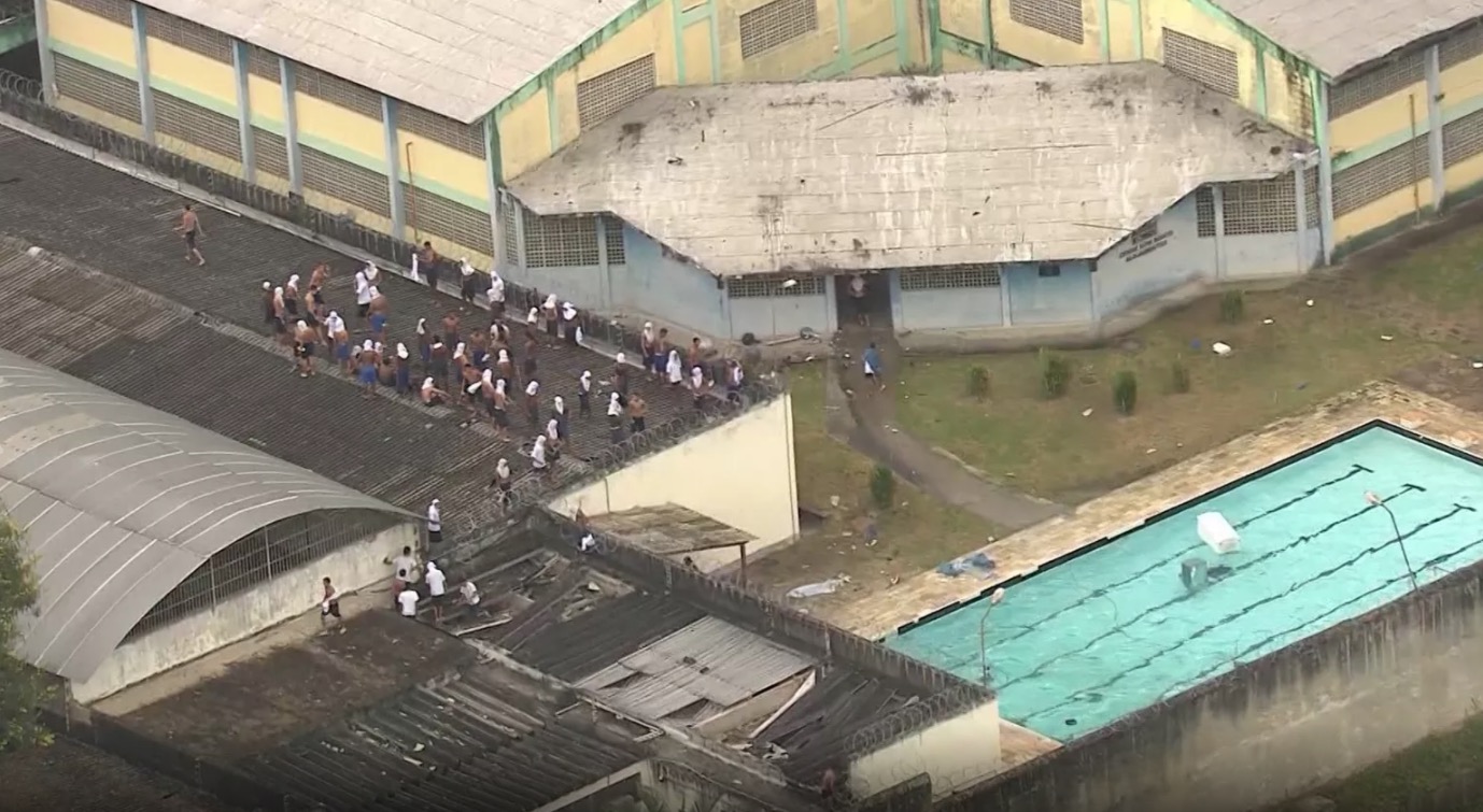 Menores sobem no telhado e queimam colchões durante rebelião no Rio