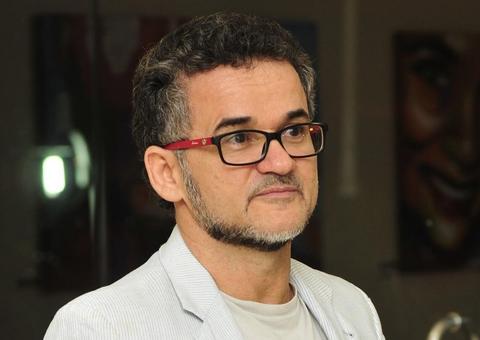 Escritor amazonense recebe alta de hospital após internação por Covid-19