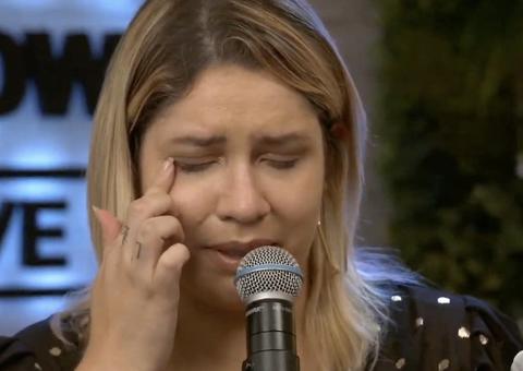 Marília Mendonça chora durante live ao revelar saudade dos shows