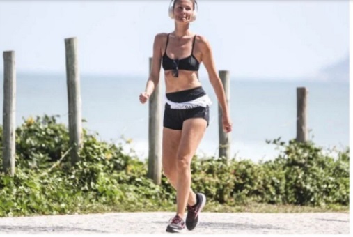 Sem máscaras, Ellen Jabour ignora quarentena e é flagrada fazendo caminhada na praia