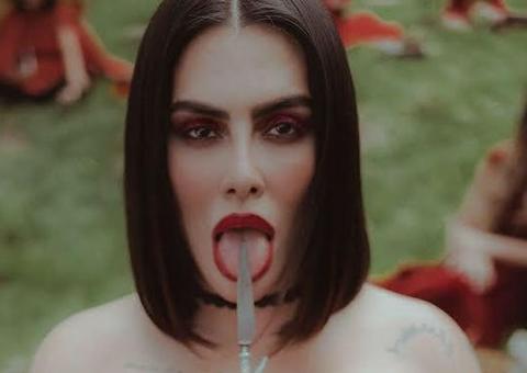 Com look ousado, Cléo Pires sensualiza ao lado de Pablo Vittar e deixa seios à mostra