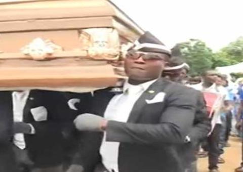 Policiais viralizam ao imitar 'meme dos coveiros' para conscientização do isolamento social