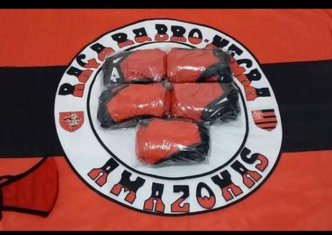 Torcida organizada faz doação de máscaras em Manaus