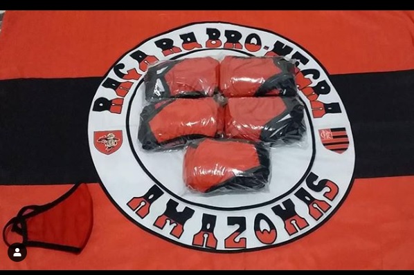Torcida organizada faz doação de máscaras em Manaus
