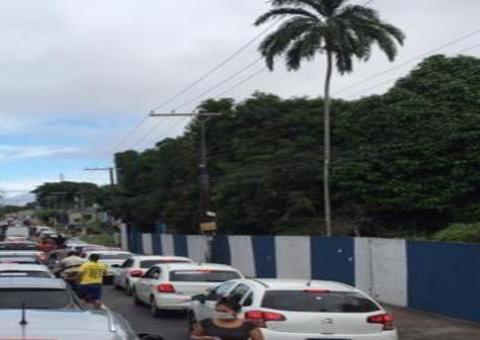 Manifestantes realizam carreata durante quarentena em Manaus
