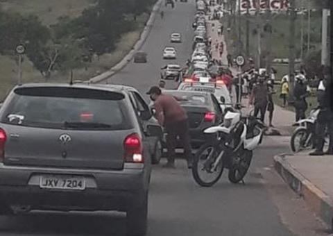 Em carreata, manifestantes pedem saída de Wilson Lima em meio a crise na saúde