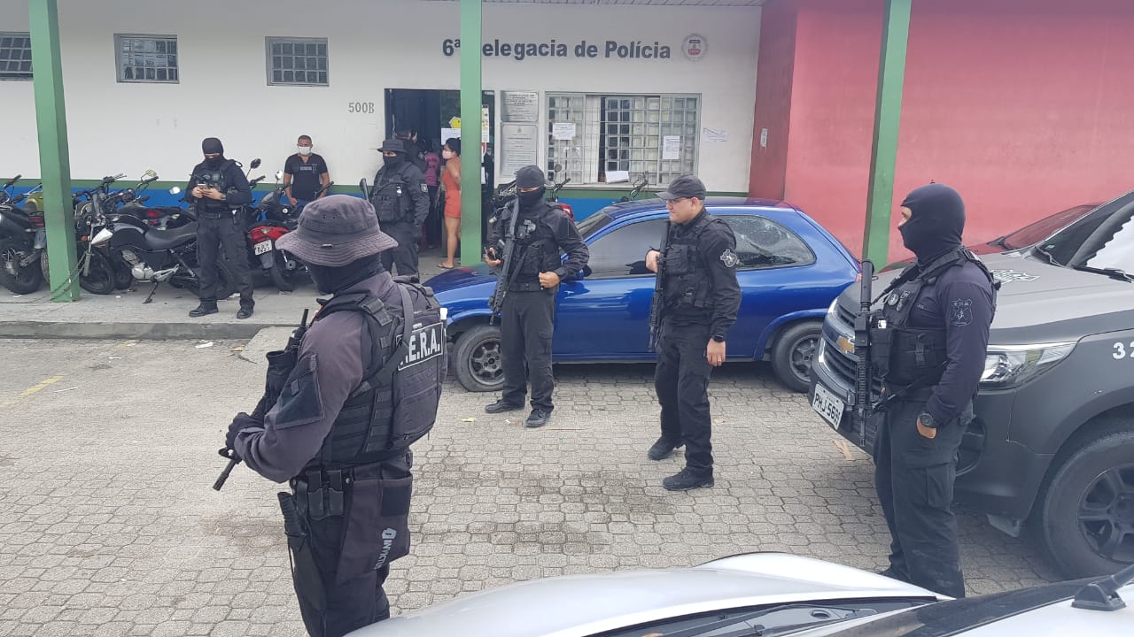 Policiais militares e funcionário público são presos por envolvimento em milícia em Manaus