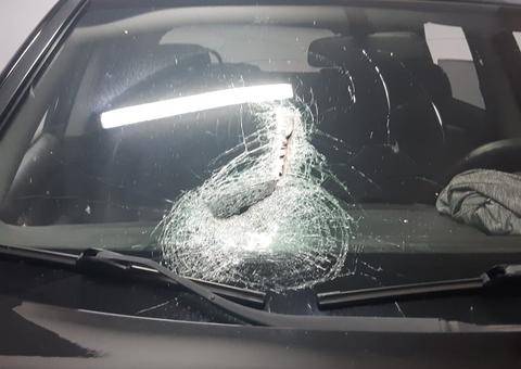 Peça de caminhão em movimento quebra e esmaga mandíbula de mulher em estrada