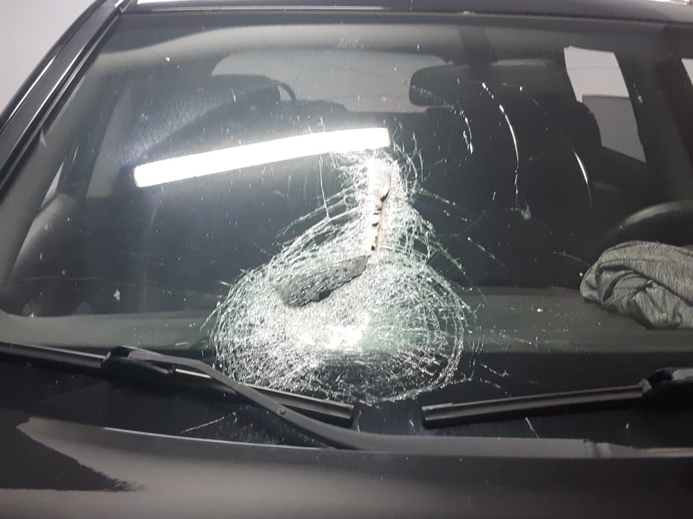 Peça de caminhão em movimento quebra e esmaga mandíbula de mulher em estrada