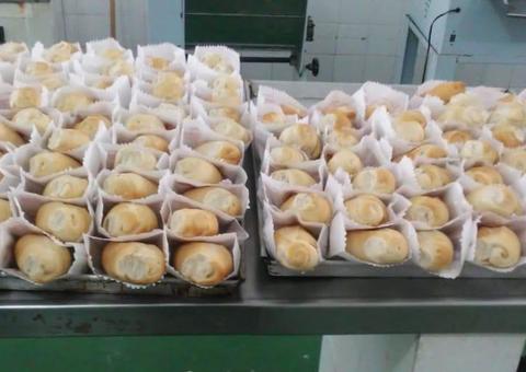 Internos e ex-internos do sistema socioeducativo fazem pães para pessoas em situação de rua