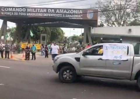 Bolsonaristas que defendem AI-5 tentam agredir repórter do Portal do Holanda