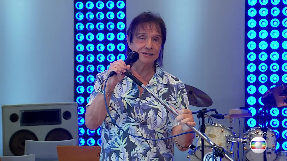 Em live, Roberto Carlos faz alerta para uso de máscara durante pandemia 