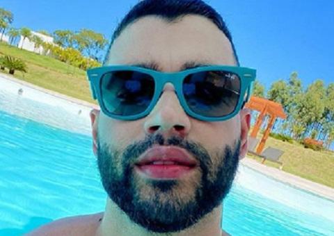 Gusttavo Lima posa sem camisa e detalhe choca seguidores; veja